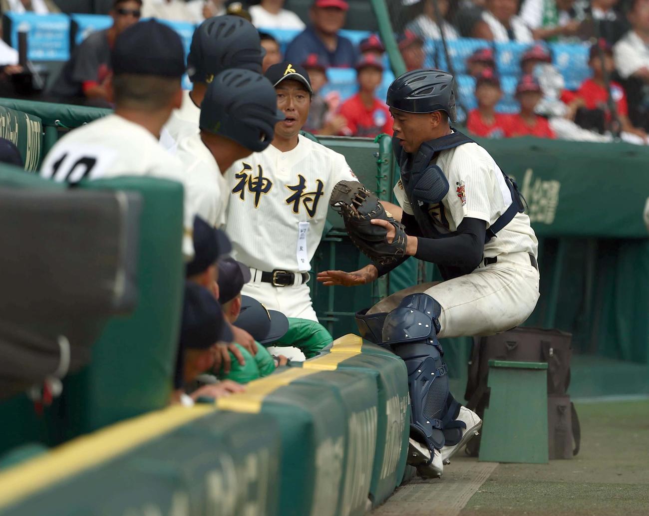 創成館対神村学園　9回表創成館2死三塁、峯の捕邪飛を好捕した山本はベンチに突っ込むもボールは離さずアウトにする（撮影・上田博志）