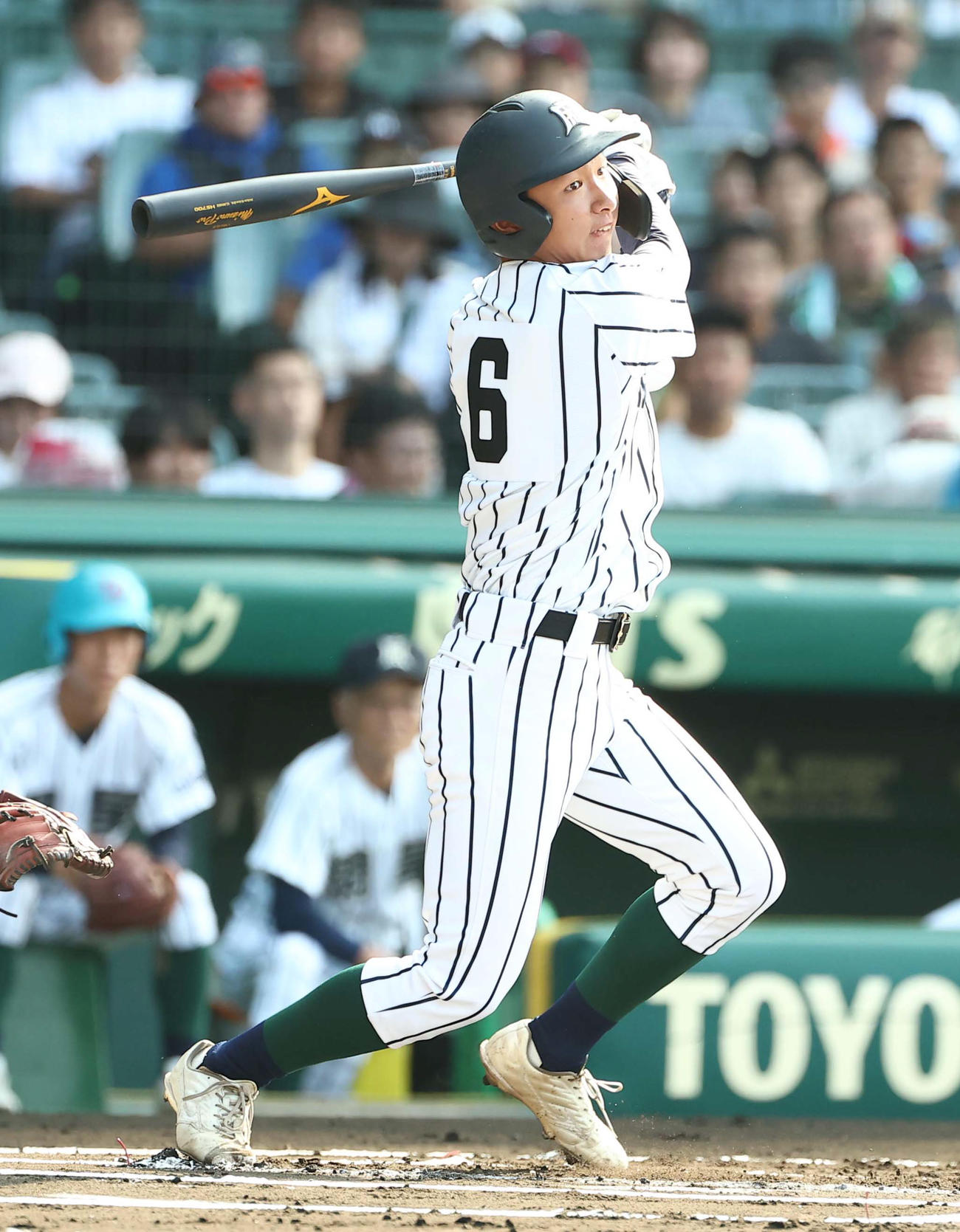 開星対仙台育英　1回表開星1死一塁、持田は右前打を放つ（撮影・上田博志）
