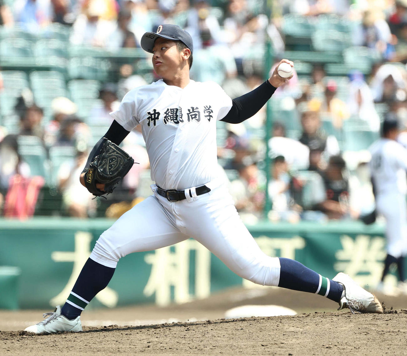 沖縄尚学対鳴門　2番手で登板する沖縄尚学・末吉（撮影・上田博志）