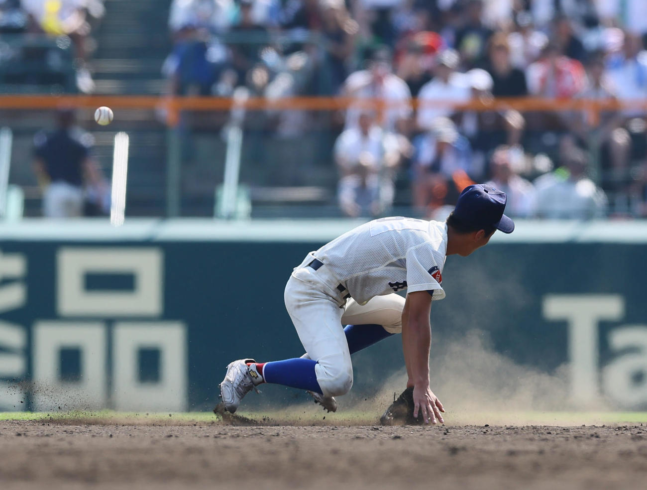 横浜対綾羽　8回表横浜2死満塁、阿部葉の二ゴロを後逸する経免。2点適時失策となる（撮影・藤尾明華）
