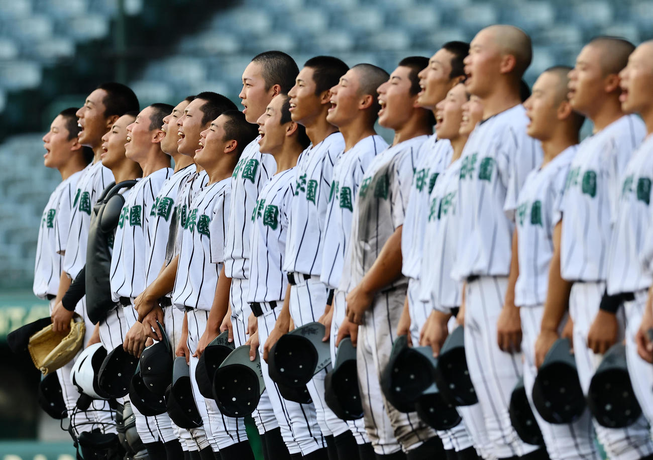 甲子園練習の最後に全員で校歌を歌う津田学園ナイン（撮影・藤尾明華）