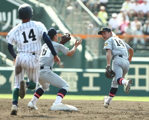 開星対仙台育英 5回表開星無死一塁、小村の二ゴロを砂にグラブトスする有本(撮影・上田博志)