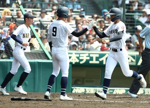 沖縄尚学対鳴門 2回表沖縄尚学1死一塁、阿波根(右)は宜野座の先制適時二塁打で生還する(撮影・上田博志)