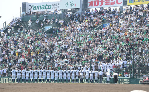 沖縄尚学対鳴門 鳴門に勝利し応援団にあいさつする沖縄尚学の選手ら(撮影・和賀正仁)