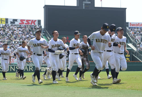 沖縄尚学対鳴門 沖縄尚学に敗れ引き揚げる鳴門ナイン(撮影・和賀正仁)