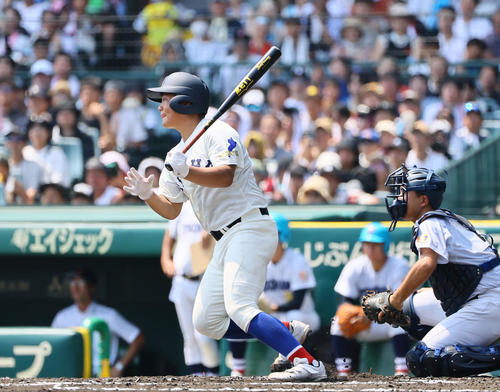 横浜対綾羽 1回裏綾羽1死一、三塁、山本は先制の右犠飛を放つ(撮影・藤尾明華)