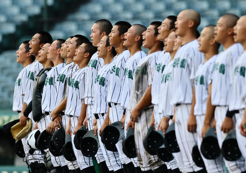 甲子園練習の最後に全員で校歌を歌う津田学園ナイン(撮影・藤尾明華)