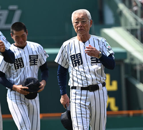 開星対仙台育英 仙台育英に敗れ応援団にあいさつする開星・野々村監督(撮影・和賀正仁)