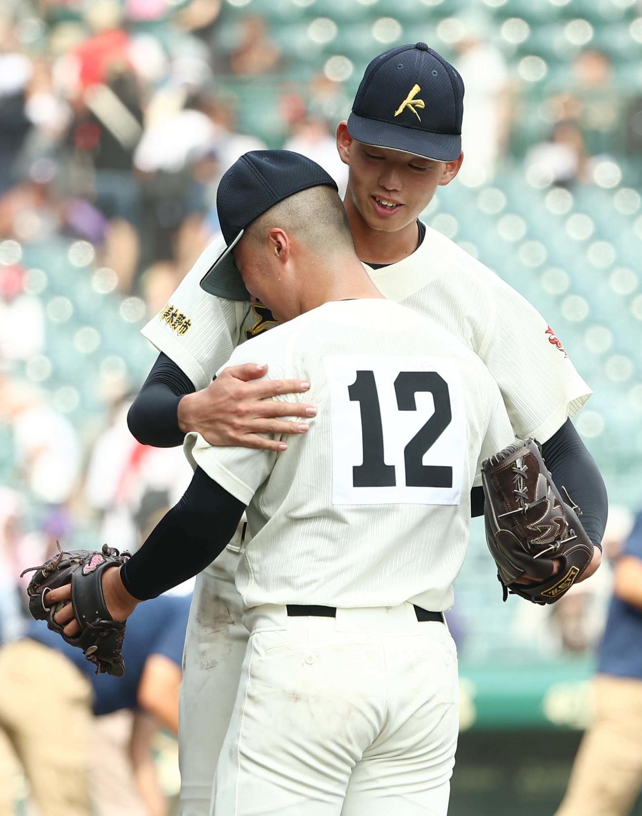 創成館対神村学園　創成館に敗れた神村学園エース早瀬（右）と2番手の千原は悔しさをにじませる（撮影・上田博志）
