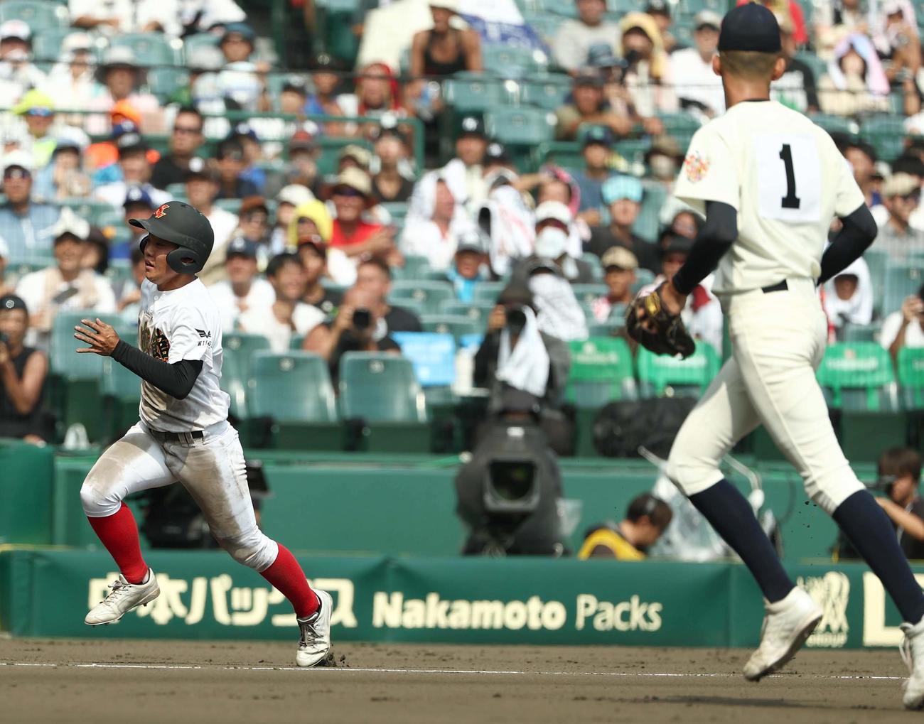 創成館対神村学園　7回表創成館2死二、三塁、吉田（左）は早瀬の暴投で生還する（撮影・上田博志）