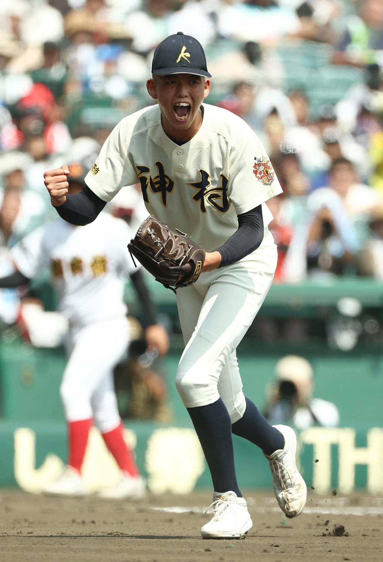創成館対神村学園　3回表創成館2死一、二塁、古賀を三ゴロに打ち取りガッツポーズをする早瀬（撮影・上田博志）