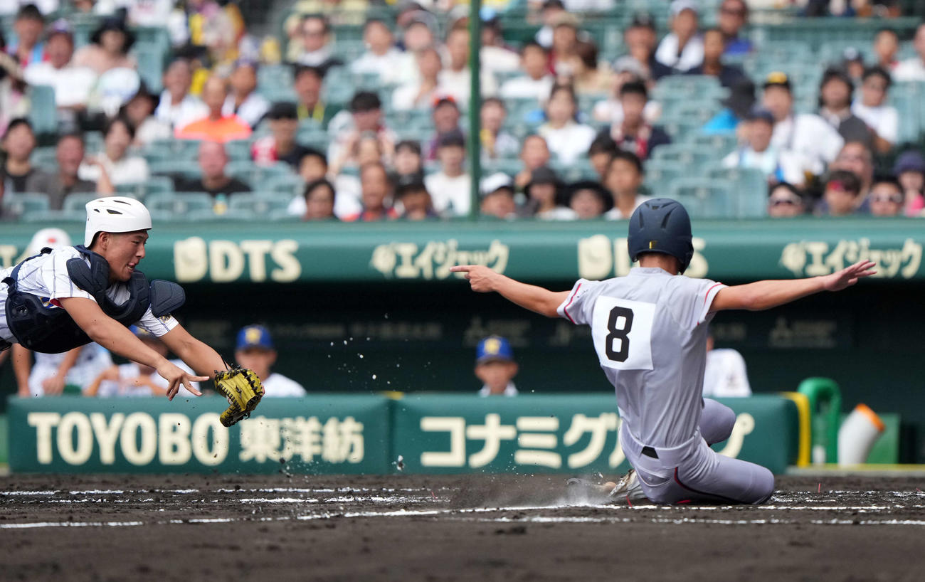健大高崎対京都国際　1回裏京都国際1死一、三塁、清水が先制スクイズを決め生還する長谷川(颯）（撮影・小島史椰）