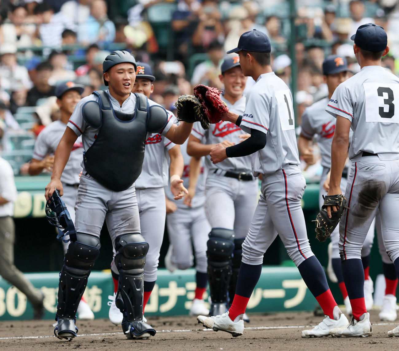 健大高崎対京都国際　健大高崎に勝利し猪股（左）とタッチする京都国際・西村（撮影・加藤哉）