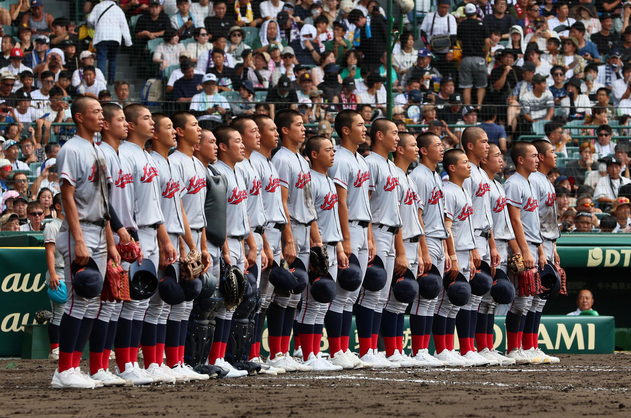 健大高崎対京都国際　健大高崎に勝利し校歌を歌う京都国際ナイン（撮影・加藤哉）