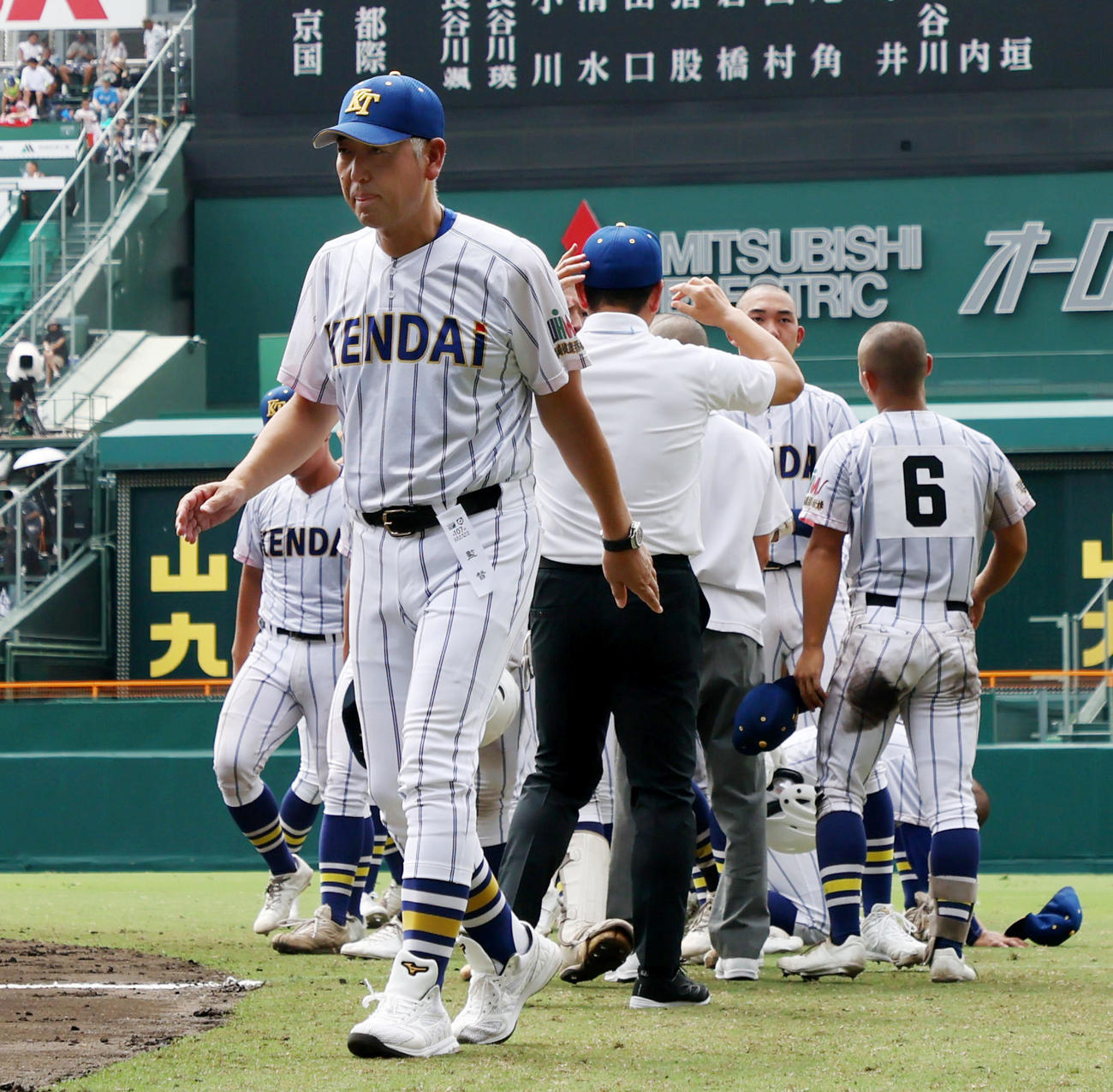 健大高崎対京都国際　京都国際に敗れアルプススタンドへあいさつし引き揚げる健大高崎の青柳監督とナイン（撮影・加藤哉）