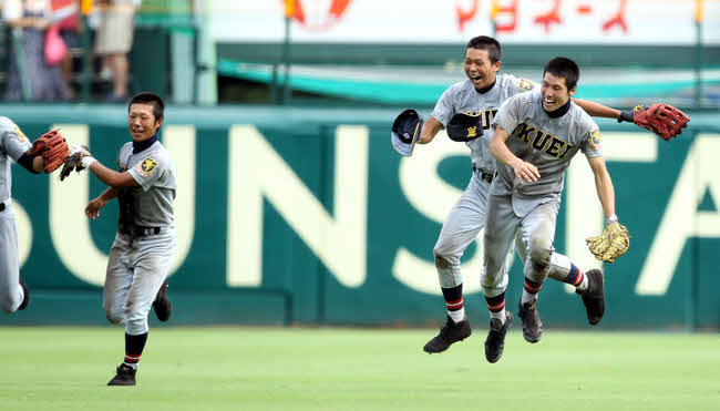 第92回（2010年）大会の開星戦の9回裏、2死一、二塁のピンチで開星糸原の打球を好捕し、1点差で逃げ切った仙台育英・三瓶将太左翼手（右端）はナインと歓喜のジャンプ