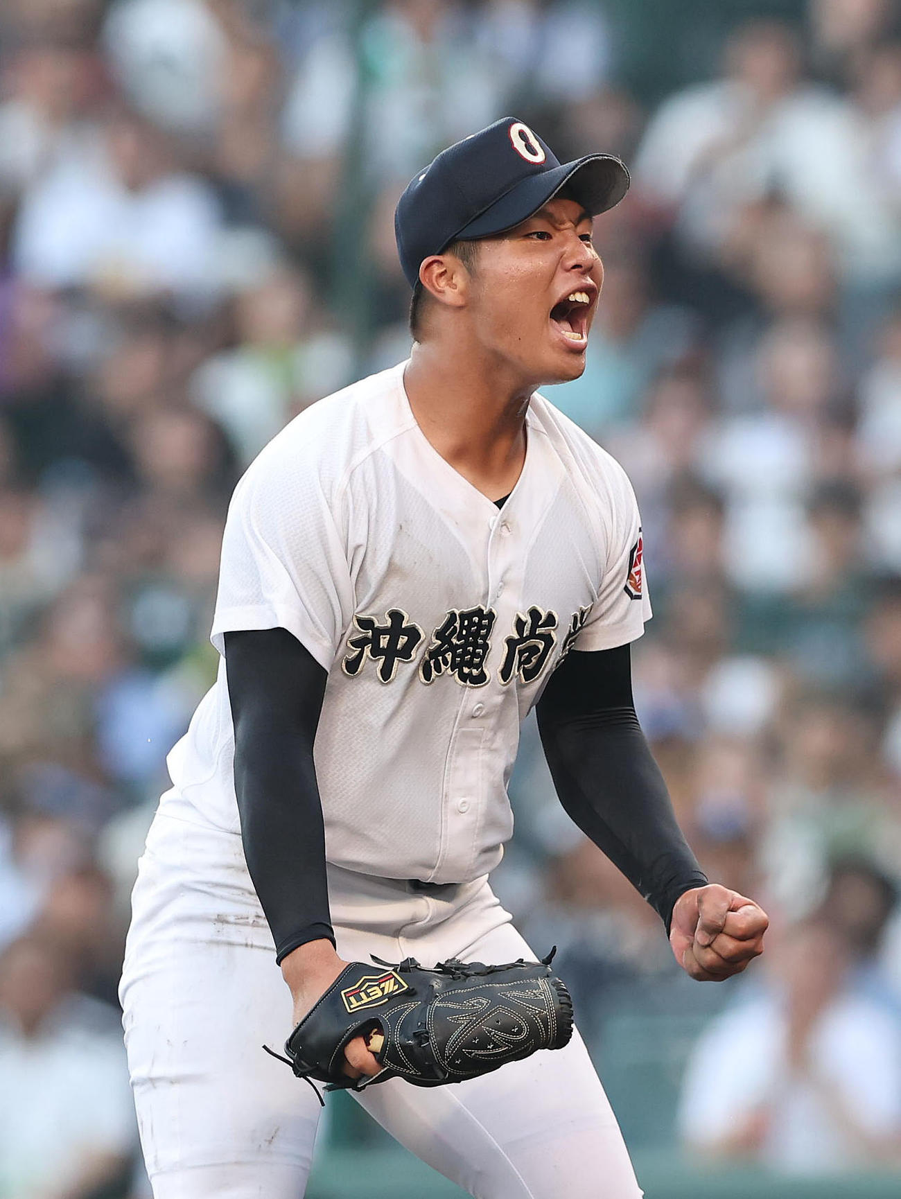 金足農対沖縄尚学　金足農に完封勝利して雄叫びをあげる沖縄尚学・末吉＝25年8月6日