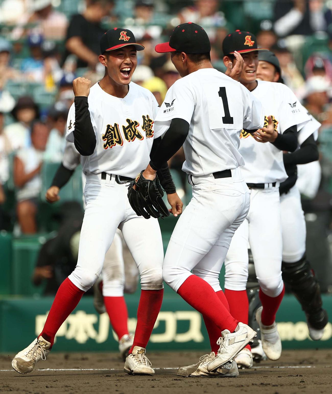 創成館対神村学園　神村学園に勝利した創成館先発奥田（左）はエース森下をガッツポーズで出迎える（撮影・上田博志）