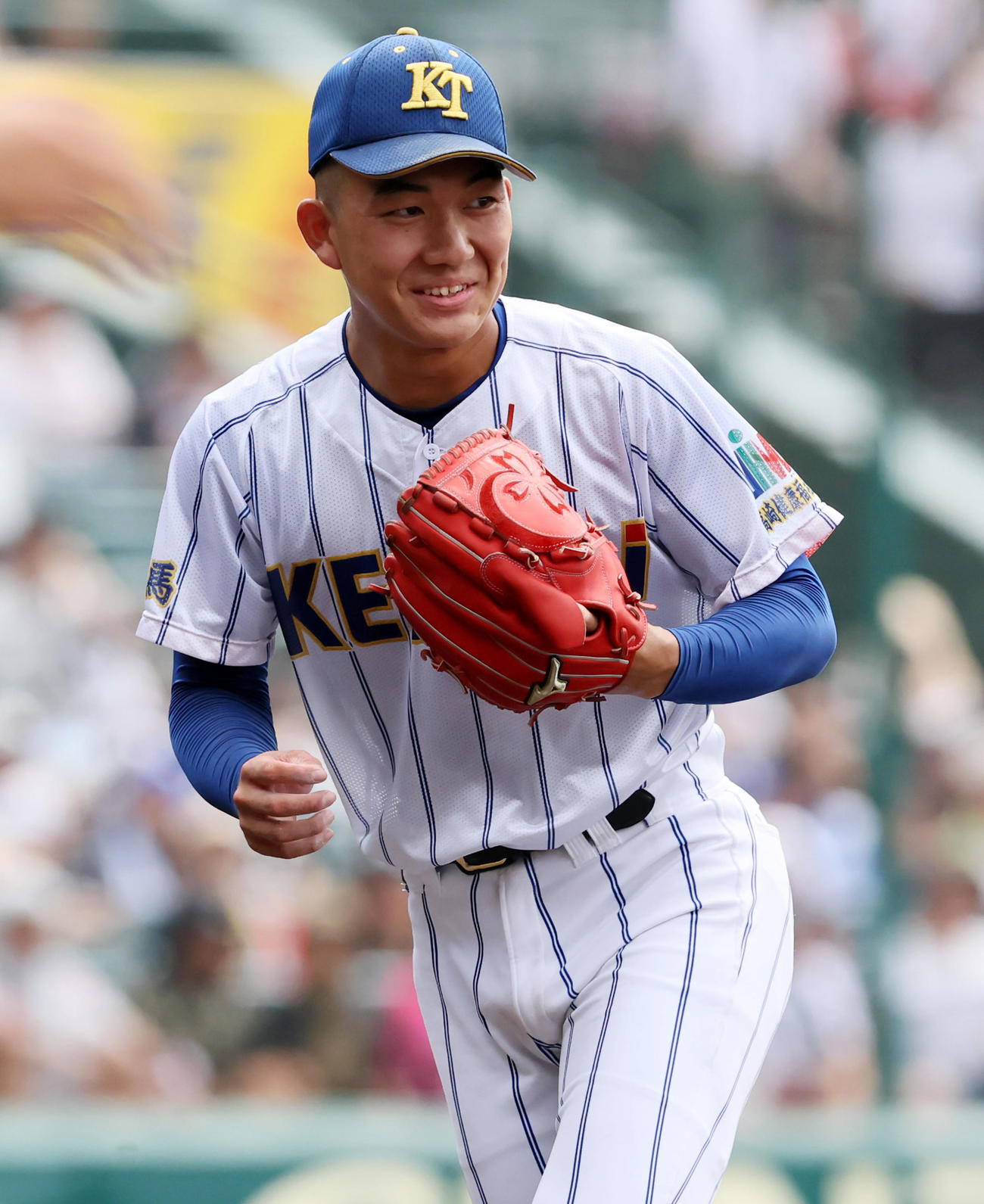 健大高崎対京都国際　健大高崎4番手で登板し笑顔を見せてベンチへ引き揚げる石垣元（撮影・加藤哉）