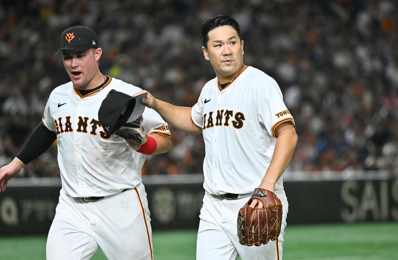 巨人対中日　4回表を投げ終えた巨人先発の田中将（右）はリチャードとタッチを交わす（撮影・滝沢徹郎）