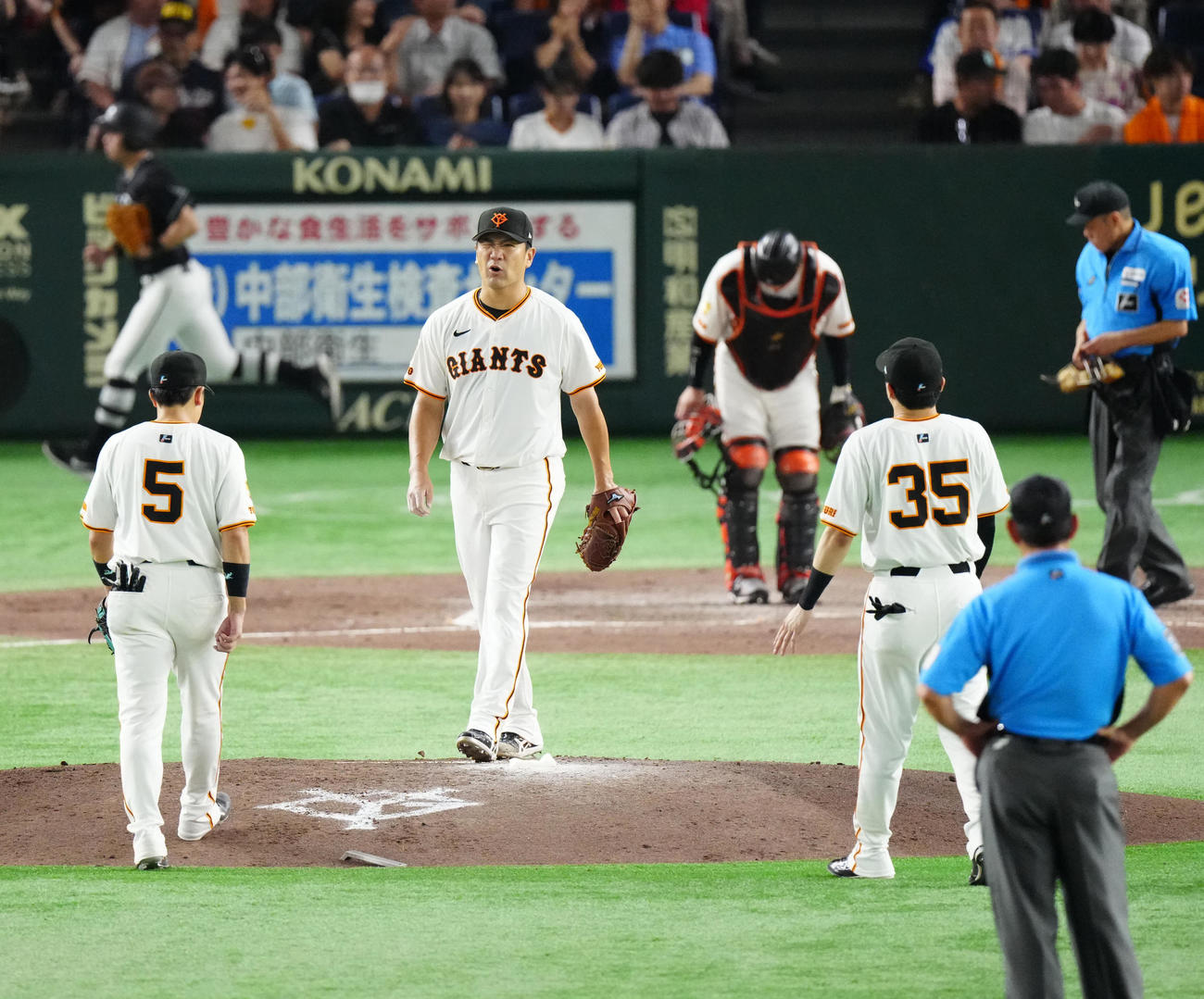 巨人対中日　5回表中日2死二塁、ボスラーに適時打を浴び、厳しい表情の田中将（中央）（撮影・江口和貴）