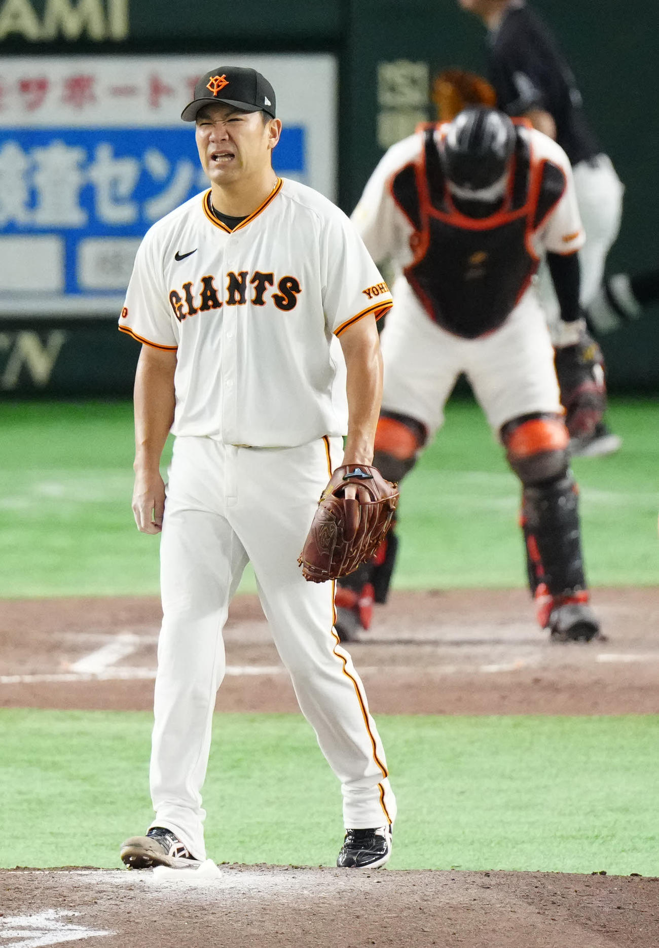 巨人対中日　5回表中日2死二塁、ボスラーに適時打を浴び、厳しい表情の田中将（撮影・江口和貴）