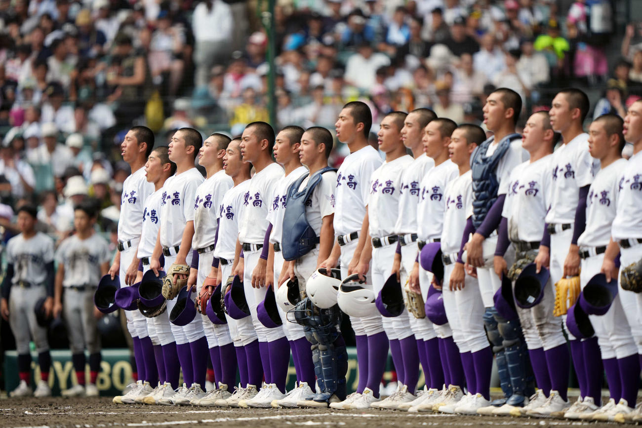 中越対関東第一　中越に勝利し校歌を歌う関東第一ナイン（撮影・小島史椰）