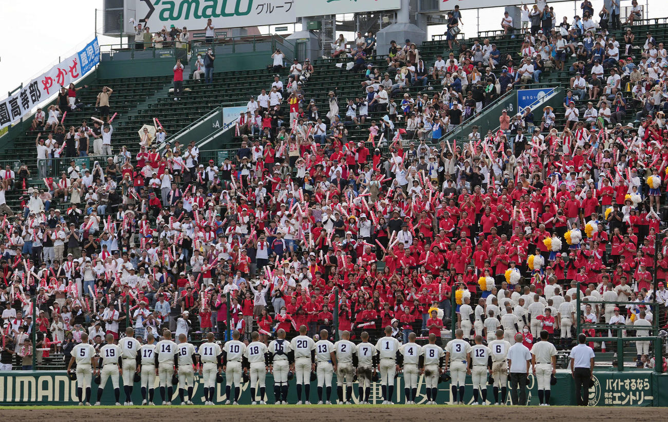 創成館対神村学園　　創成館に敗れアルプススタンドにあいさつをする神村学園ナイン（撮影・小島史椰）