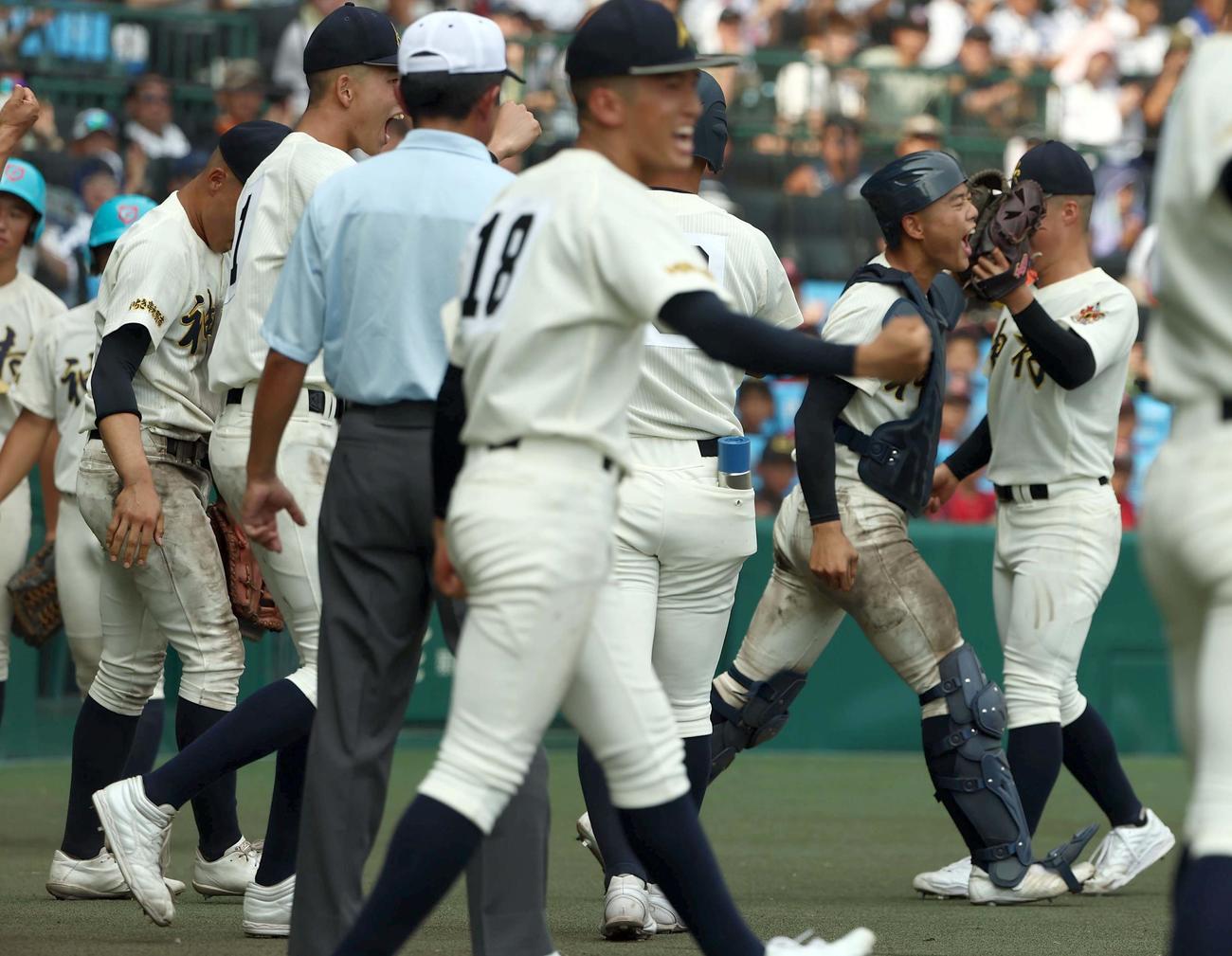 創成館対神村学園　9回表創成館2死三塁、峯の捕邪飛を好捕した山本はベンチに突っ込むもボールは離さずアウトにする（撮影・上田博志）