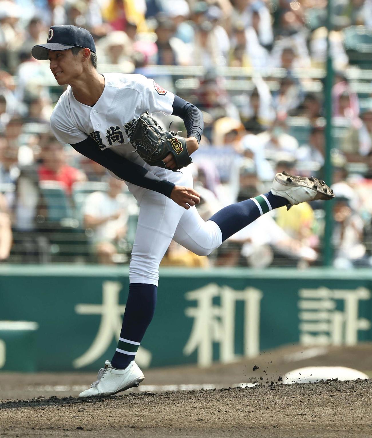 沖縄尚学対鳴門　沖縄尚学先発の新垣有（撮影・上田博志）
