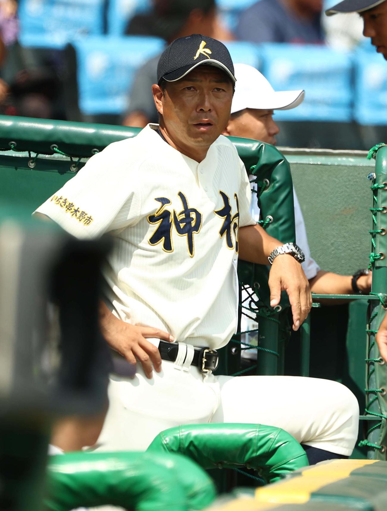 戦況を見守る神村学園・小田監督（2025年8月撮影）
