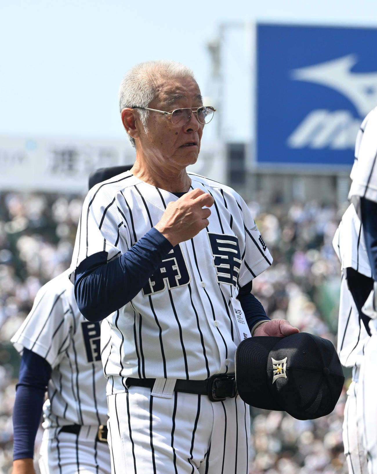 開星対仙台育英　仙台育英に敗れ応援団にあいさつする開星・野々村監督（撮影・和賀正仁）