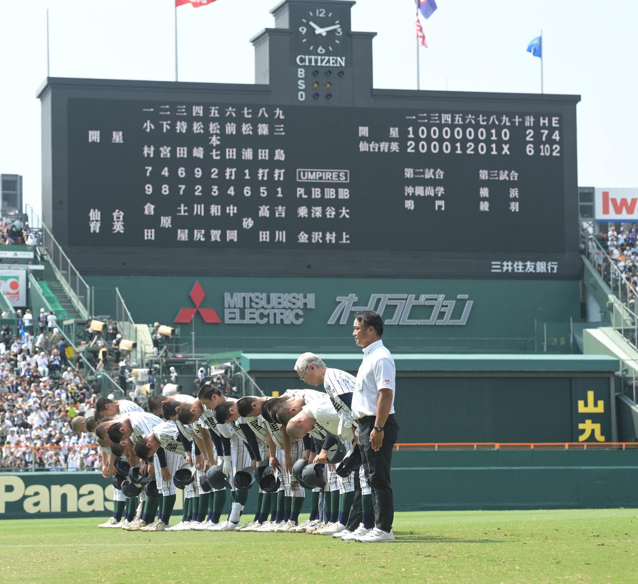 開星対仙台育英　仙台育英に敗れ応援団にあいさつする開星ナイン（撮影・和賀正仁）