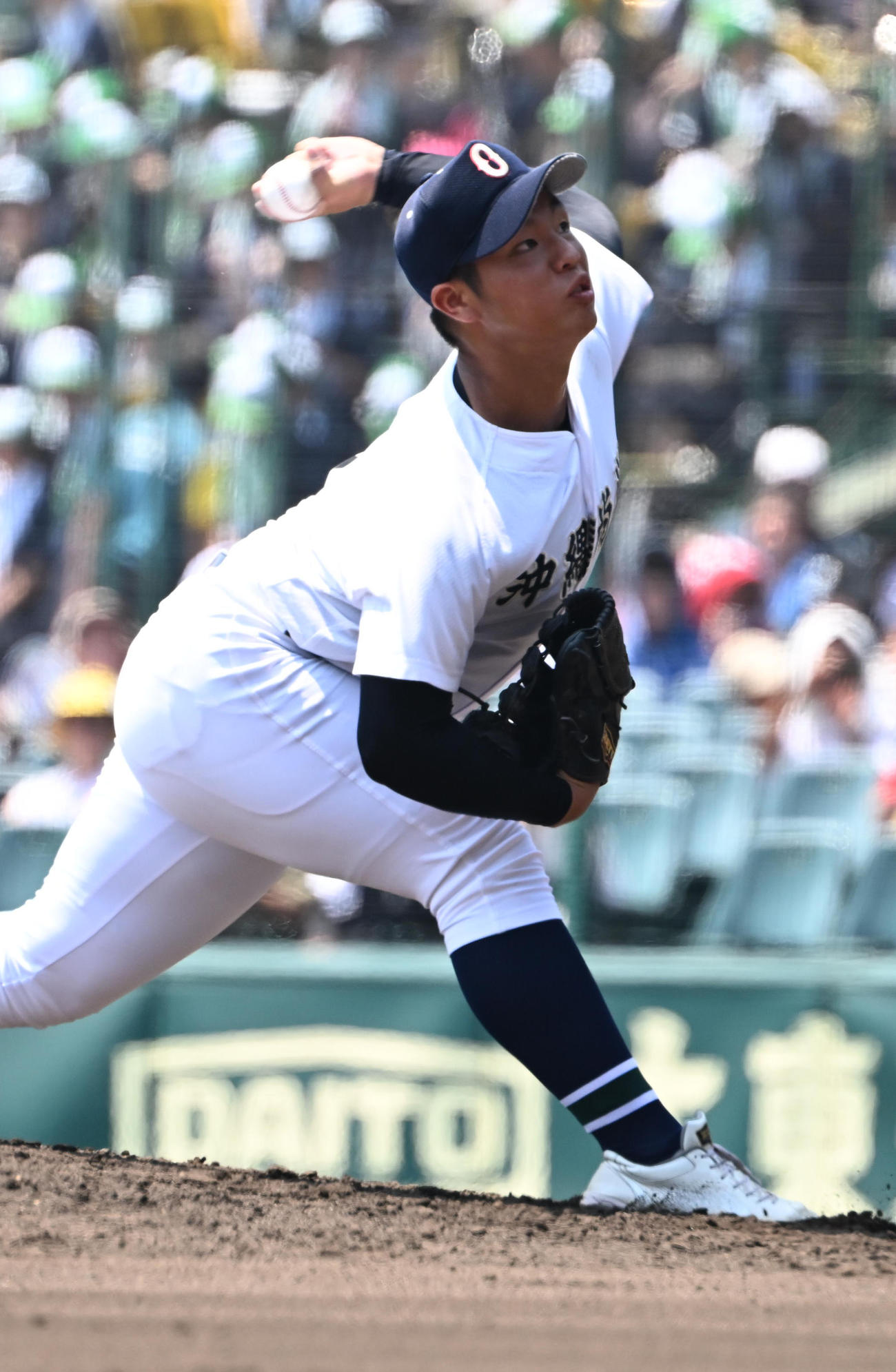 沖縄尚学対鳴門　6回から沖縄尚学の2番手で登板する末吉（撮影・和賀正仁）