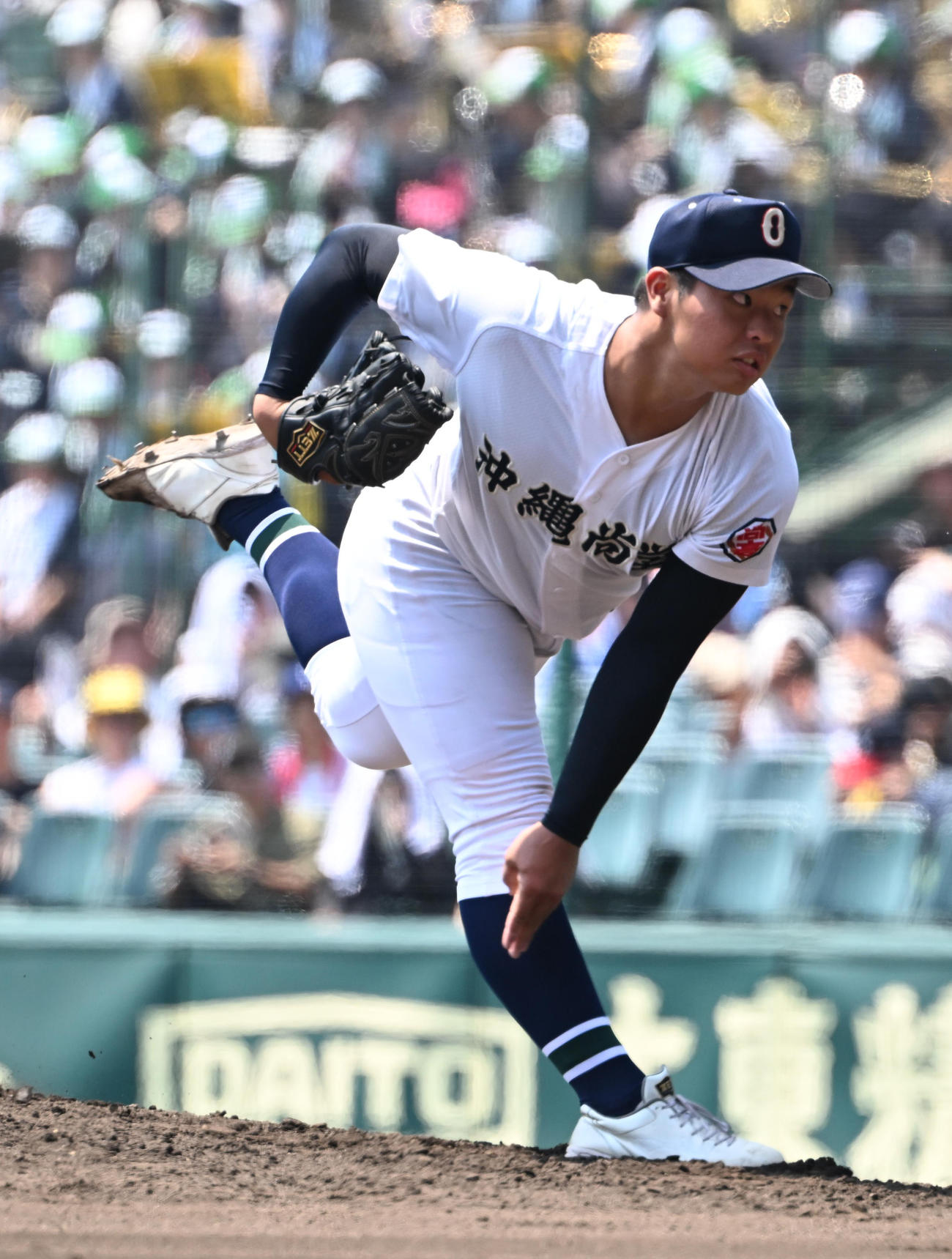 沖縄尚学対鳴門　6回から沖縄尚学の2番手で登板する末吉（撮影・和賀正仁）