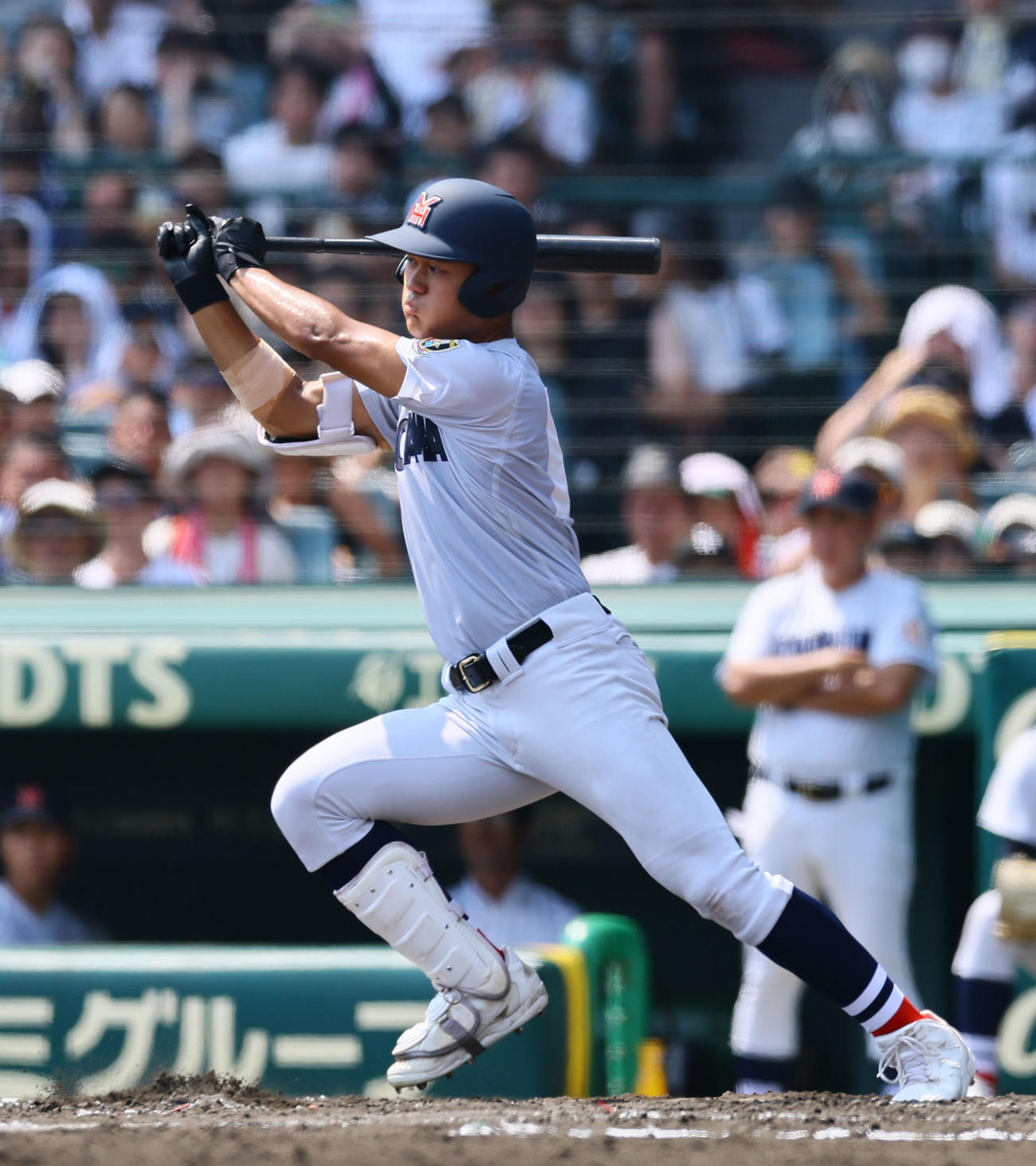 横浜対綾羽　4回表横浜無死、阿部葉は中前打を放つ（撮影・藤尾明華）