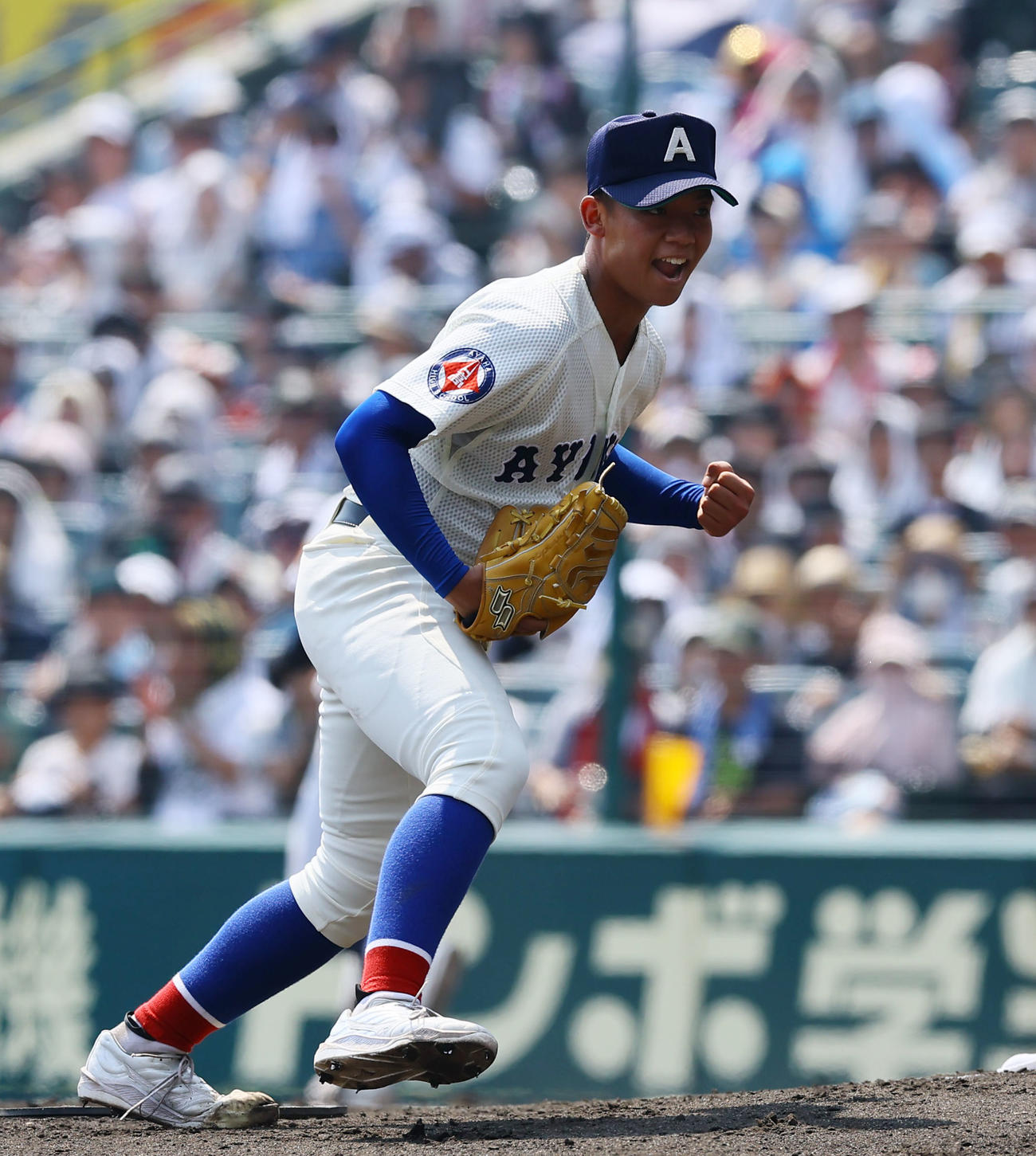 横浜対綾羽　4回表横浜1死一塁、小野を投ゴロ併殺に打ち取りガッツポーズをする米田（撮影・藤尾明華）