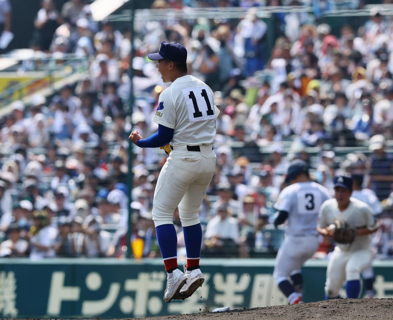 横浜対綾羽　4回表横浜1死一塁、小野を投ゴロ併殺に打ち取りガッツポーズをする米田（撮影・藤尾明華）