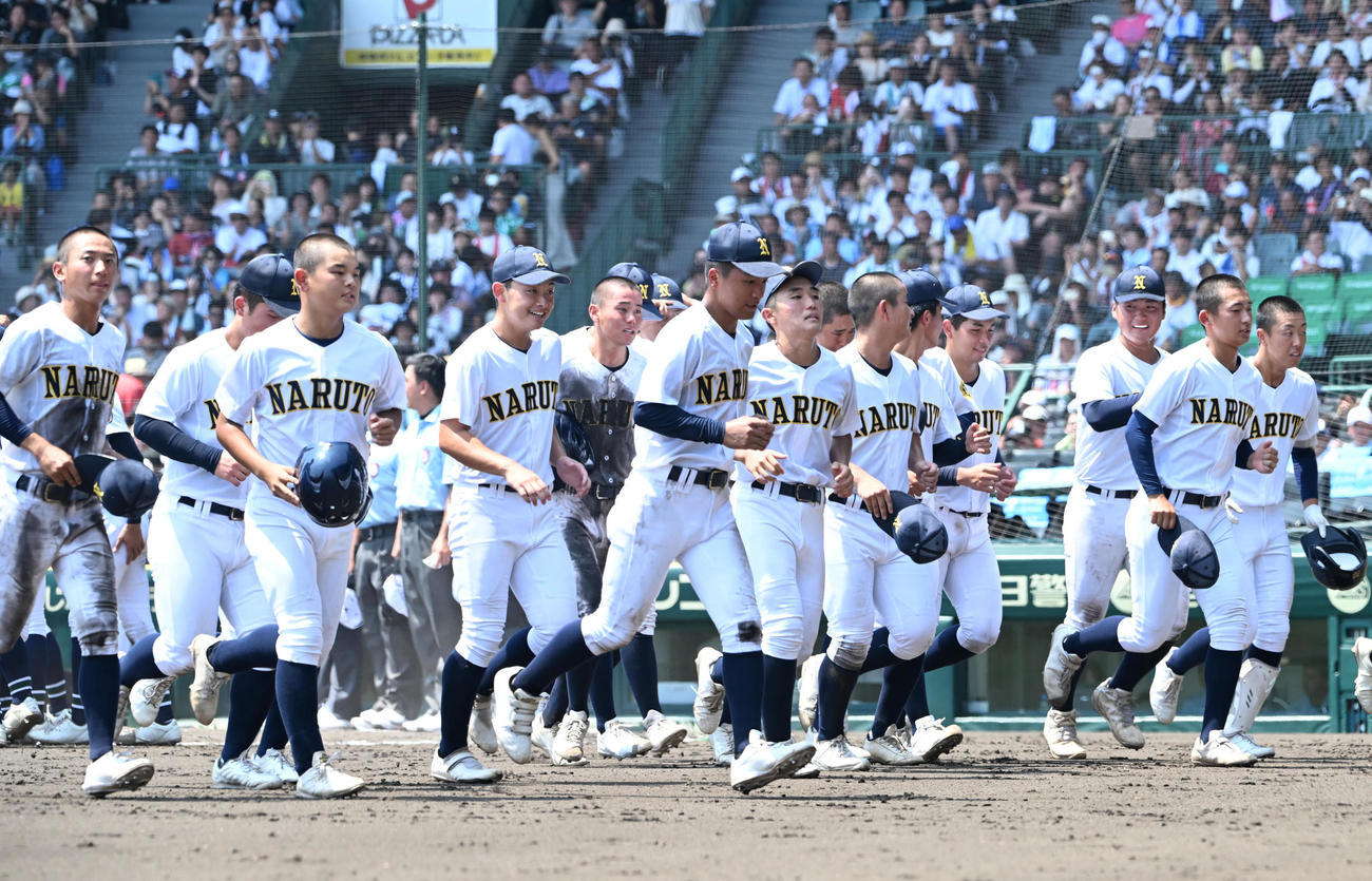 沖縄尚学対鳴門　沖縄尚学に敗れた鳴門ナイン（撮影・和賀正仁）