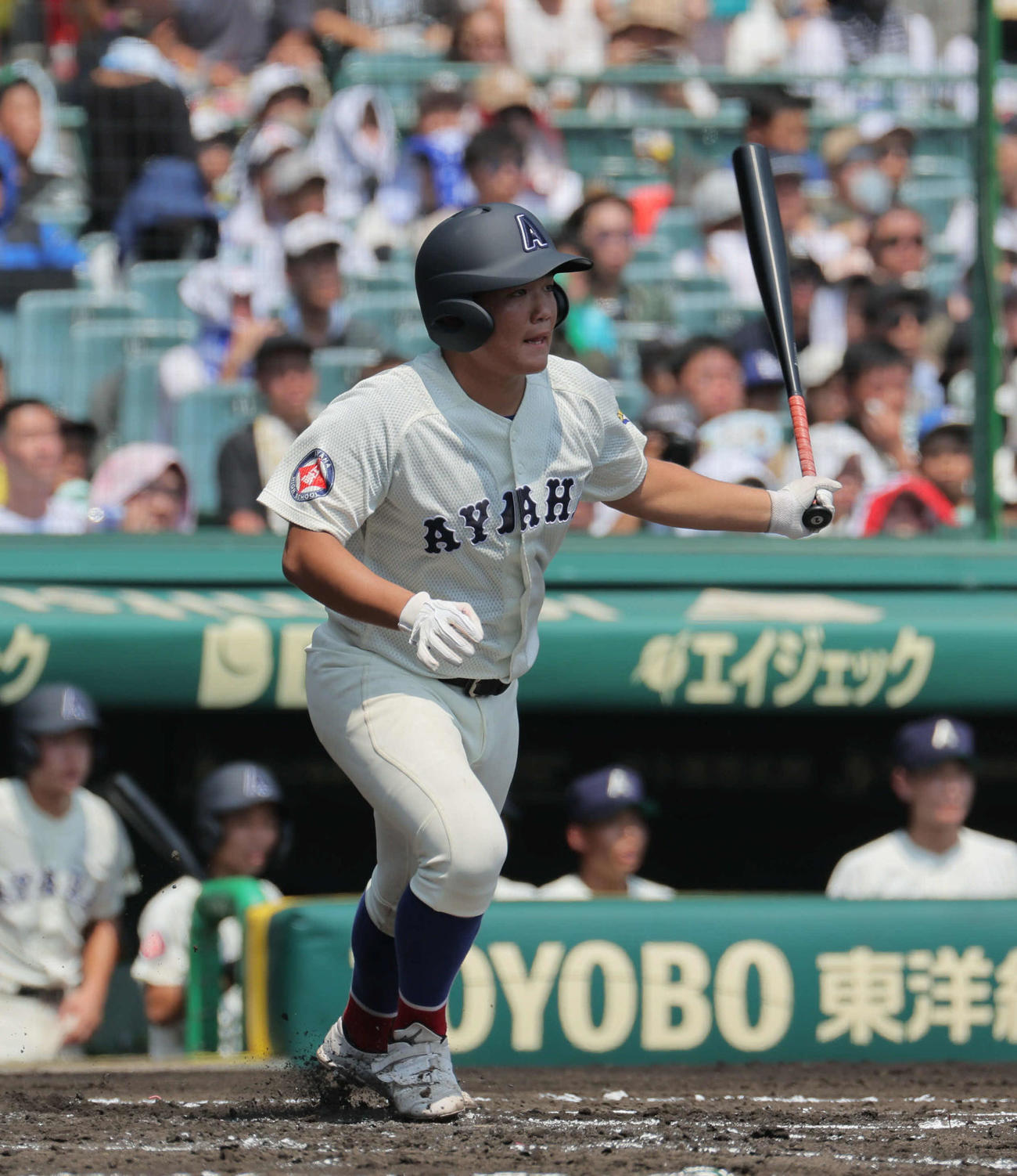 横浜対綾羽　1回裏綾羽1死一、三塁、山本迅一郎は右翼へ先制犠飛を放つ（撮影・宮崎幸一）