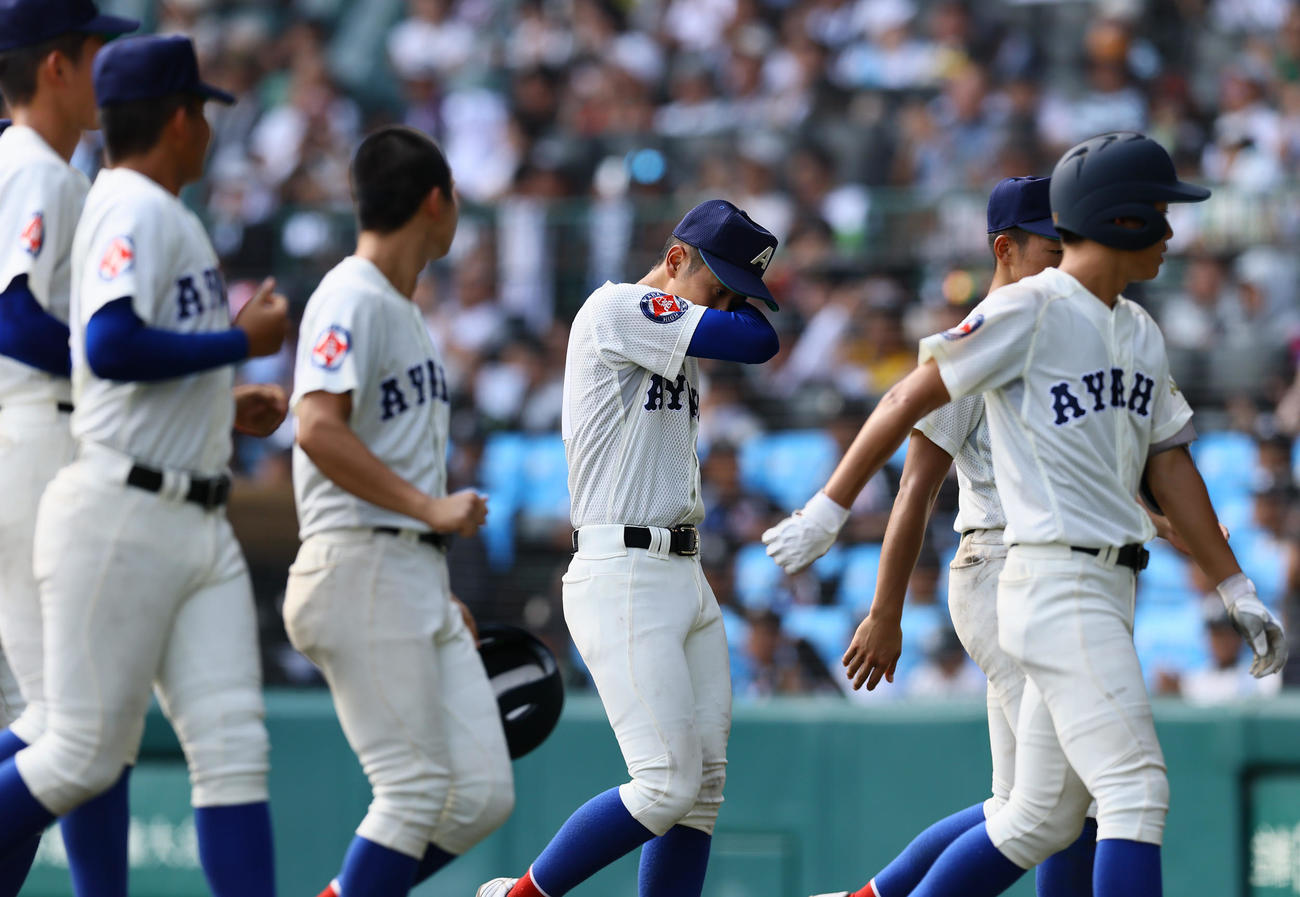 横浜対綾羽　横浜に敗れた藤田（中央）ら綾羽ナイン（撮影・藤尾明華）