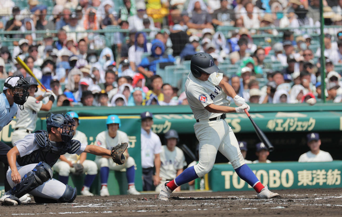 横浜対綾羽　1回裏綾羽1死一、三塁、山本迅一郎は右翼へ先制犠飛を放つ（撮影・宮崎幸一）