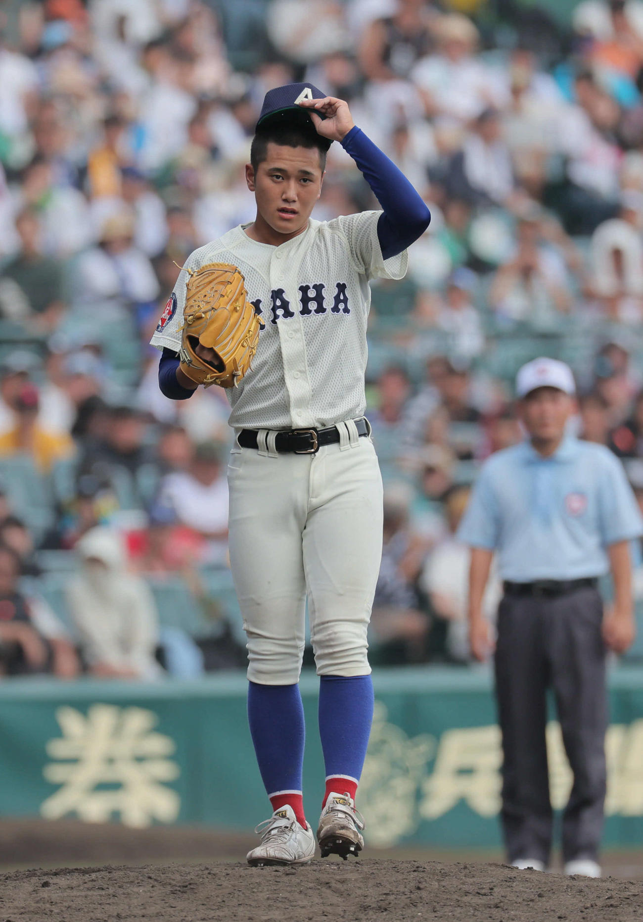 横浜対綾羽　6回表横浜無死一、二塁、2者連続死球を与えた藤田陸空（撮影・宮崎幸一）