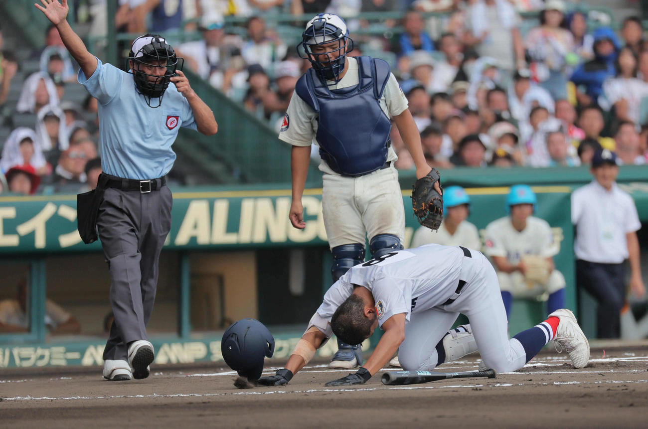 横浜対綾羽　6回表横浜無死、阿部葉太は頭部に死球を受ける（撮影・宮崎幸一）