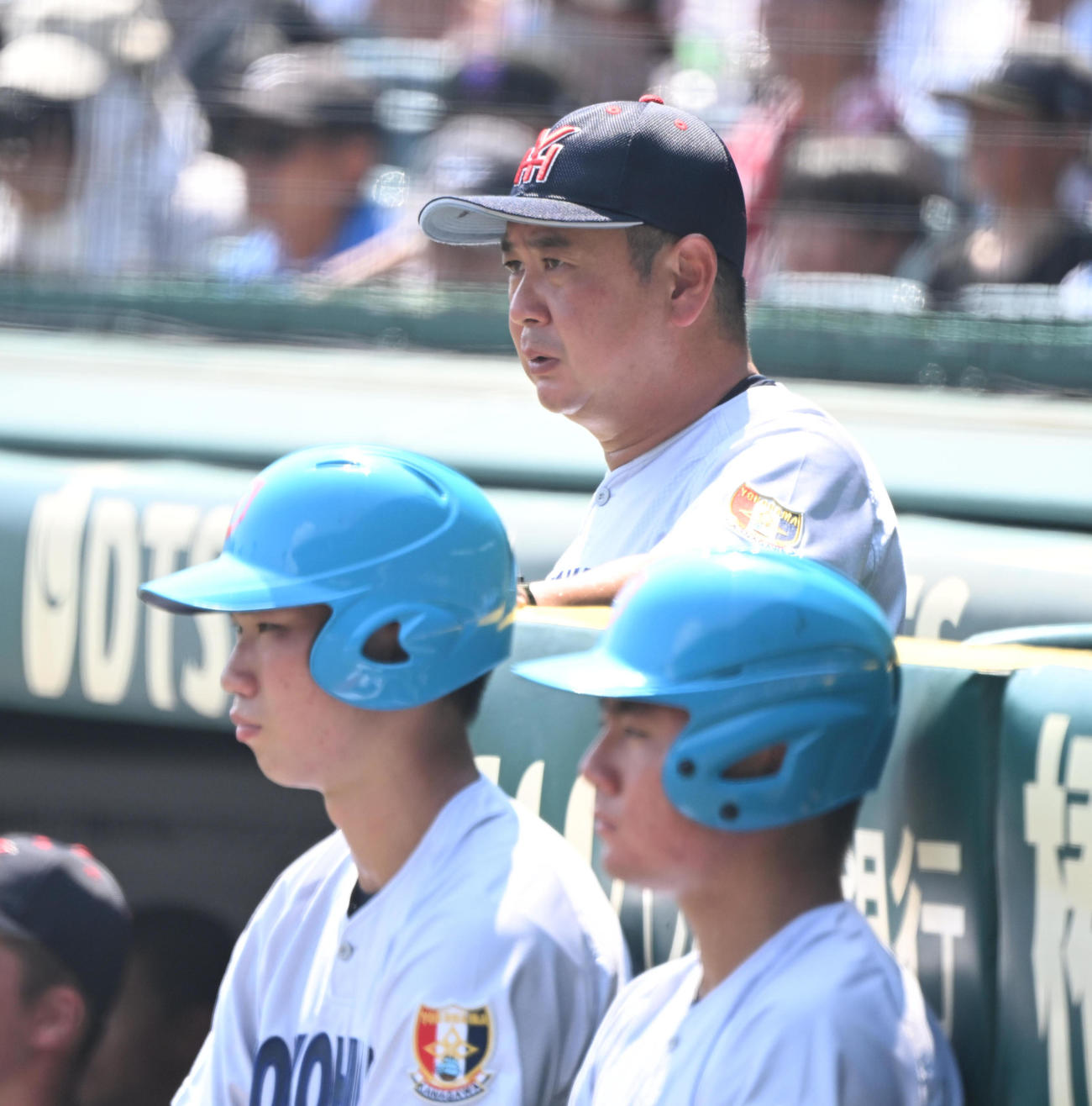 横浜対綾羽　ベンチから指揮を執る横浜・村田監督（撮影・和賀正仁）