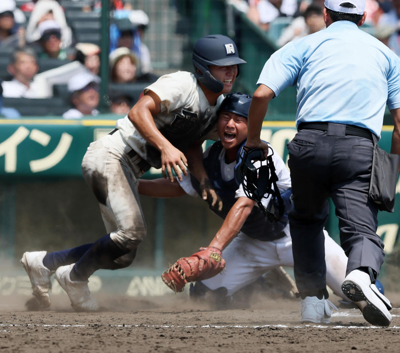 聖隷クリストファー対西日本短大付　4回裏西日本短大付2死二塁、小川の左前打で本塁突入の二走山下は捕手武智のタッチでアウトとなる（撮影・加藤哉）