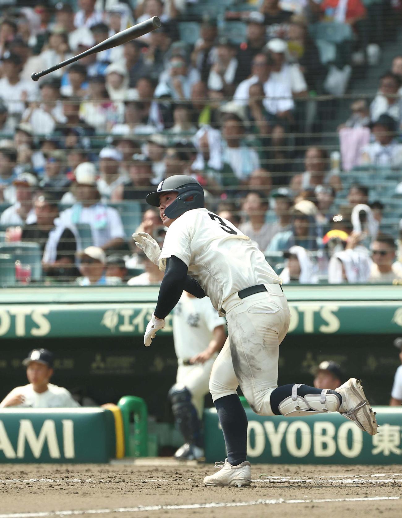 聖隷クリストファー対西日本短大付　8回裏西日本短大付無死一塁、佐藤は左越え勝ち越し二塁打を放ちバットを投げる（撮影・上田博志）
