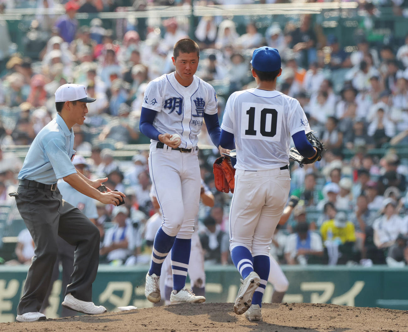 佐賀北対明豊　3回裏佐賀北1死一、二塁、明豊先発の大浦（中央）はリリーフする大堀にマウンドを託す（撮影・上山淳一）