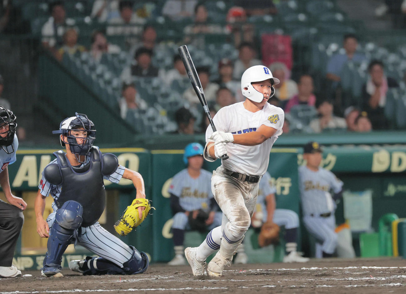 岐阜商対東海大熊星翔　8回表県岐阜商2死一、二塁、駒瀬右翼へ勝ち越し適時打を放つ陽尊は（撮影・宮崎幸一）