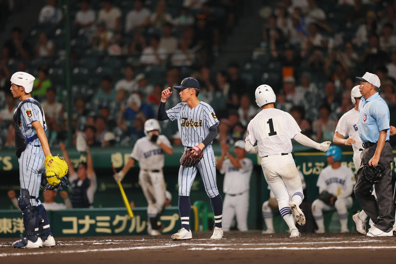 県岐阜商対東海大熊本星翔　8回表県岐阜商2死一、二塁、投手緒方は（中央）は駒瀬に右前適時打を浴びる（撮影・上山淳一）